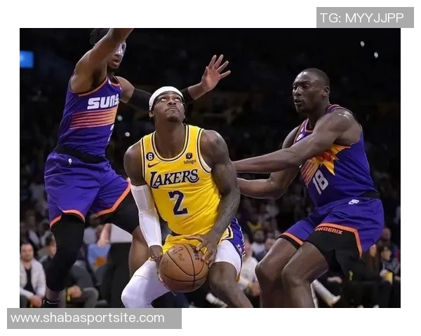 拉拉维亚称赞范德比尔特防守表现为球队奠定坚实基础